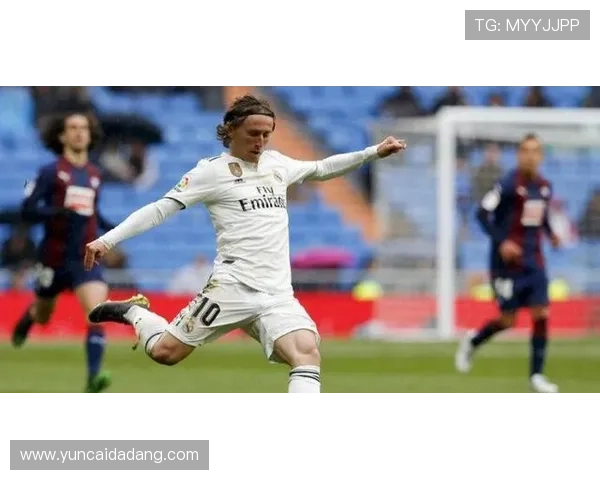 德布劳内与莫德里奇:中场大师的战术角色与巅峰期对比 德布劳内与莫德里奇:中场大师的战术角色与巅峰期对比